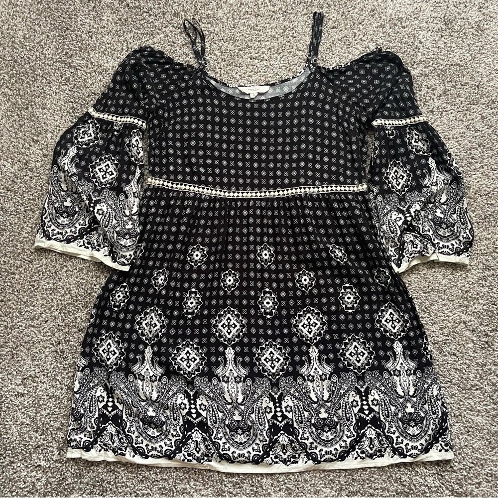 Love Tree Paisley Tile Print Cold Shoulder Top Size Small Black White Rayon